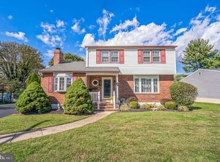 25 Blackthorne Ln, Aston, PA 19014