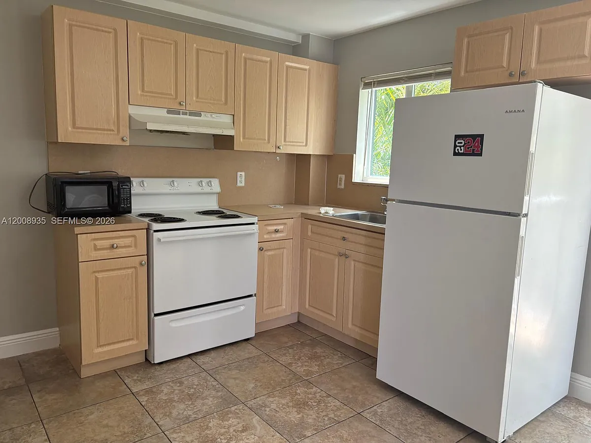 Building Photo - 948 SW 3rd St #205