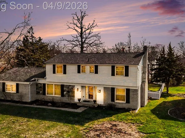 26031 Hidden Ln, Grosse Ile, MI 48138