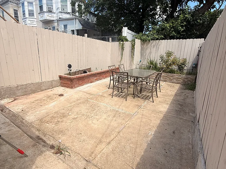 517 Windsor St #1 — Photo 9