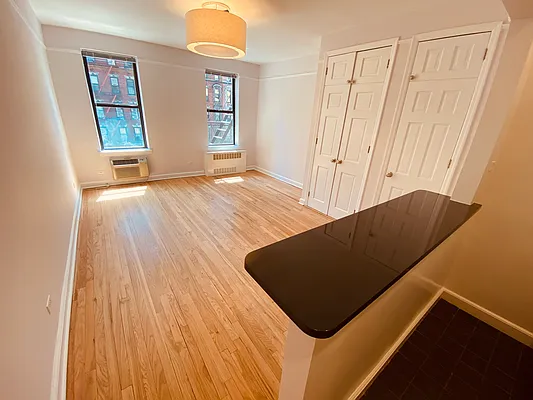 Rented by Metropolis Real Estate of Manhattan | media 8