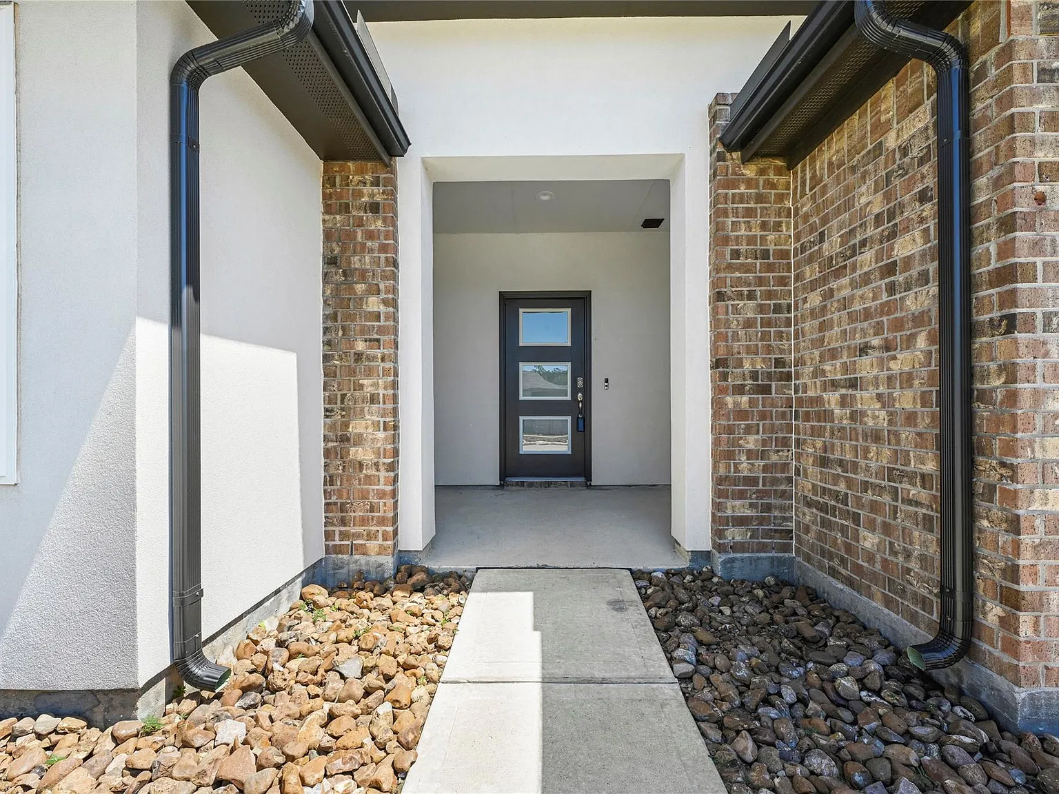 3 bed, 2.0 bath, 1609 sqft, $2,100 — Photo 3