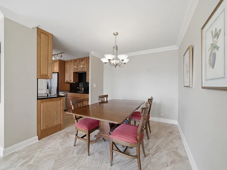 111 E Chestnut St #42F — Photo 9