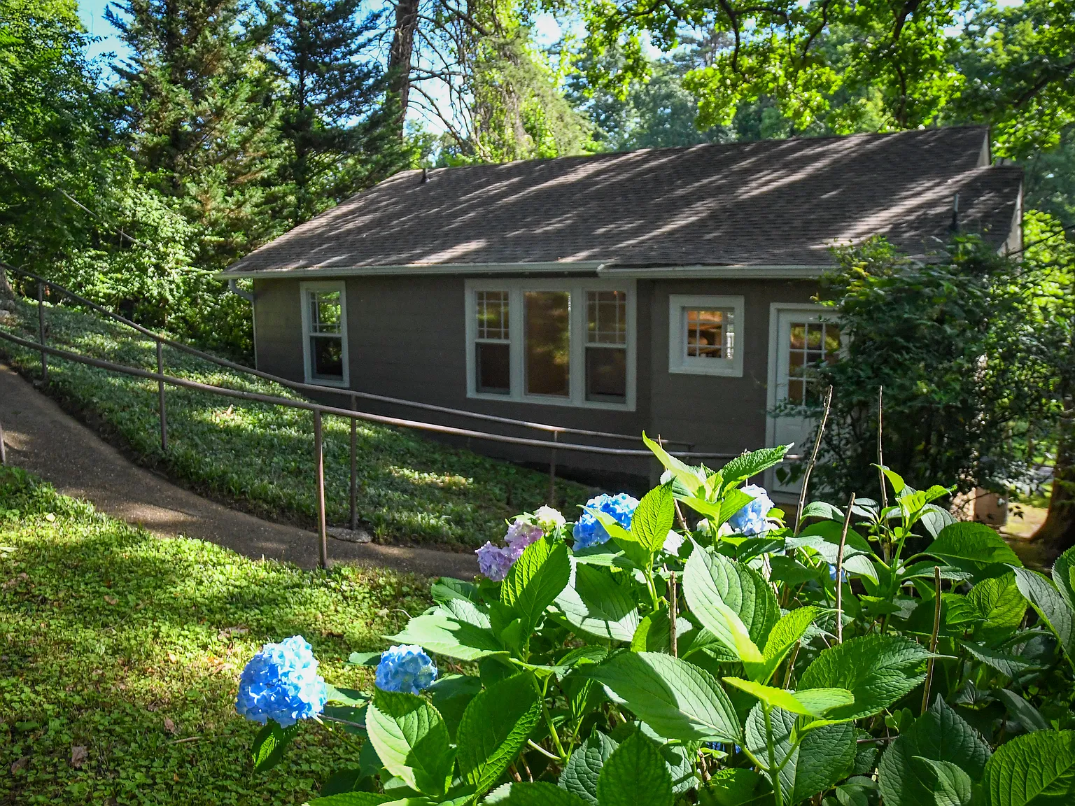 1104 Englewood Ave — Photo 4