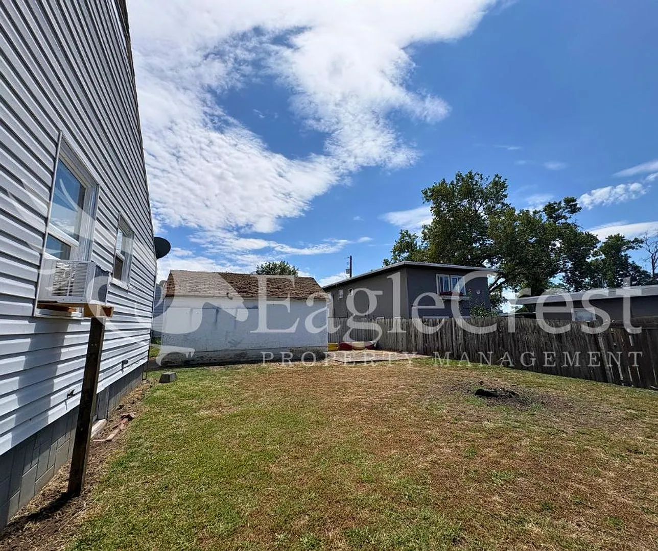 Charming 2-Bedroom Home with Modern Finishes & Fenced Yard — Photo 4