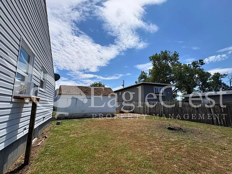 1001 W Chestnut St — Photo 4