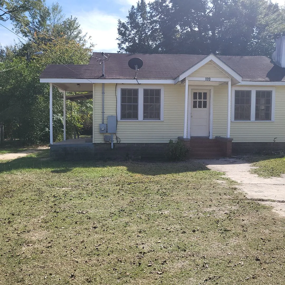 120 Hillcrest Dr — Photo 1
