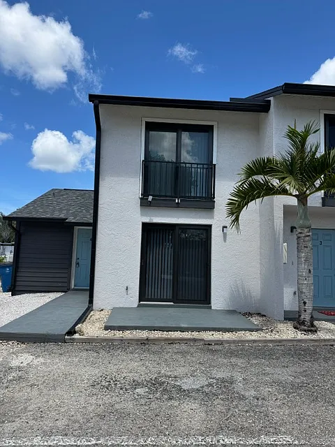 3 bed, 1250 sqft, $1,799 — Photo 2