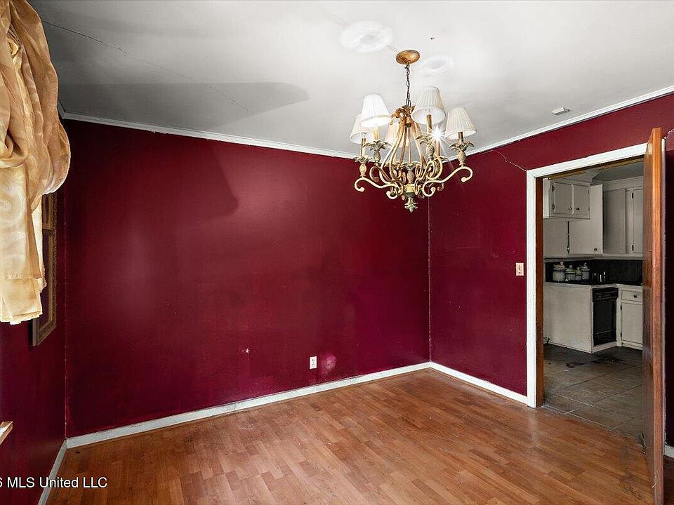 7th image of 920 Sumac Ave