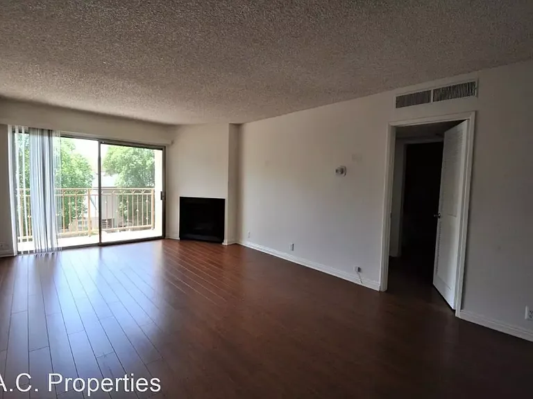 12245 Chandler Blvd — Photo 7