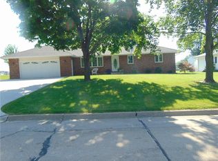 1552 W 3rd St, Pella, IA 50219