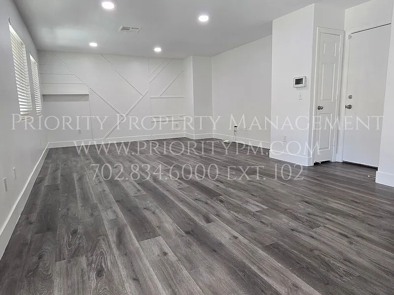 4 bed, 2404 sqft, $2,395 — Photo 2