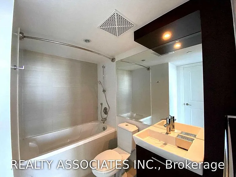 386 Yonge St #2813 — Photo 31