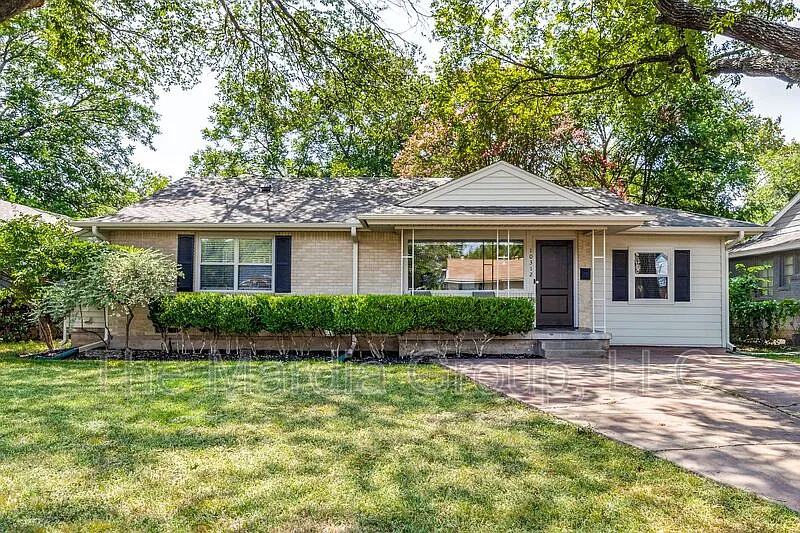 3 bed, 2.0 bath, 1218 sqft, $2,400 — Photo 1