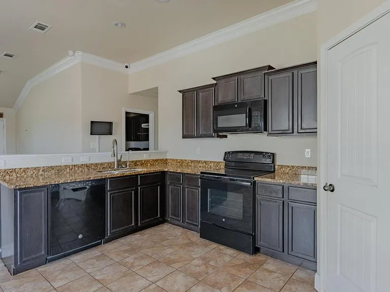 711 Candlestick Dr — Photo 4