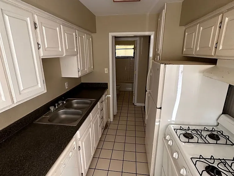 1120 S Detroit Ave — Photo 2