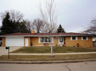 1814 8th St SW, Minot, ND 58701