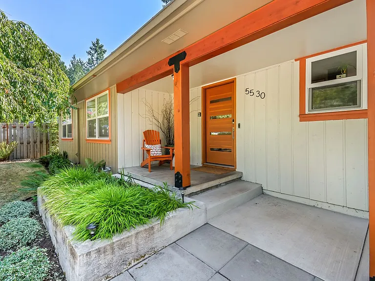 5530 SW Logan Ct — Photo 2