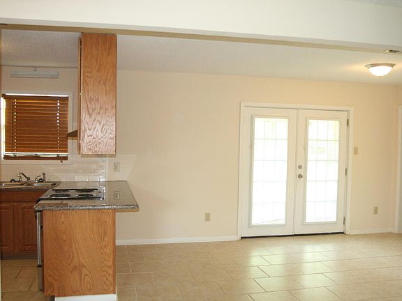 5th image of 902 Sycamore Dr
