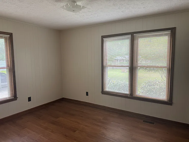 324 Oakridge Dr SE — Photo 17