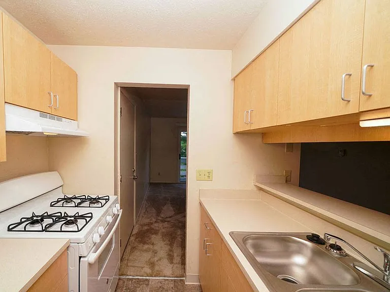 Irish Hills Apartments — Photo 73