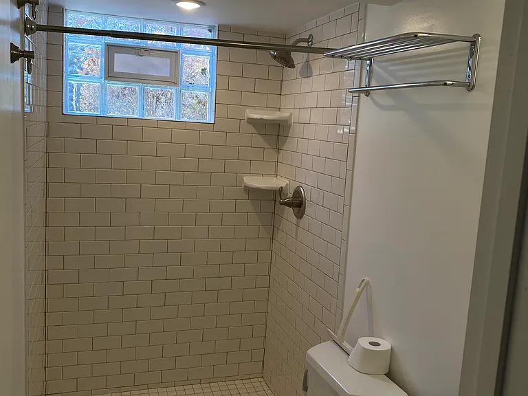 Full bathroom for Bedroom 4