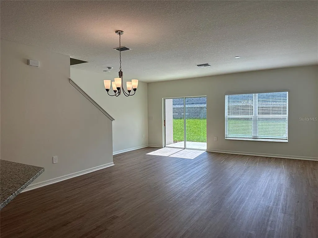 3 bed, 2.5 bath, 1556 sqft, $2,100 — Photo 4