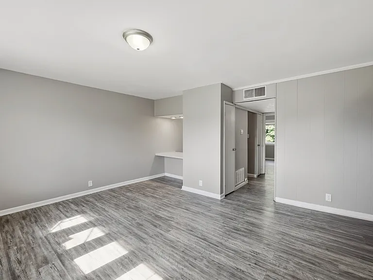 1805 Oxford Cir — Photo 18
