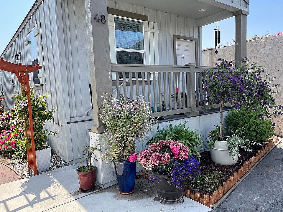 Landscaped front planter bed