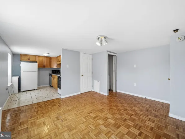 924 S 10th St, Philadelphia, PA 19147