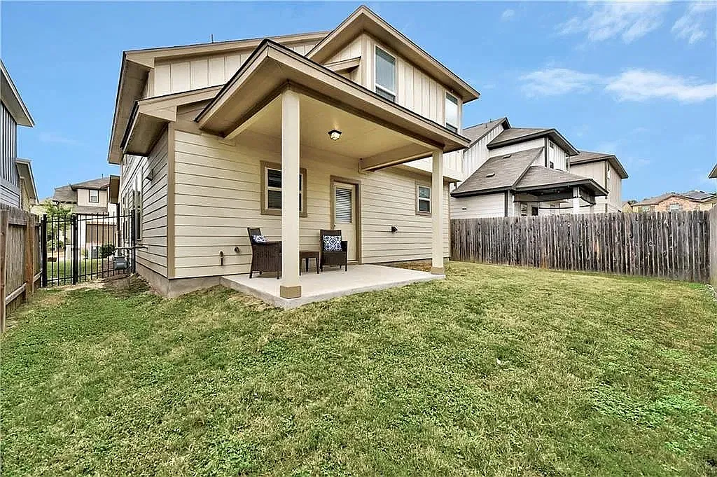 3 bed, 2.5 bath, 1888 sqft, $2,400 — Photo 2
