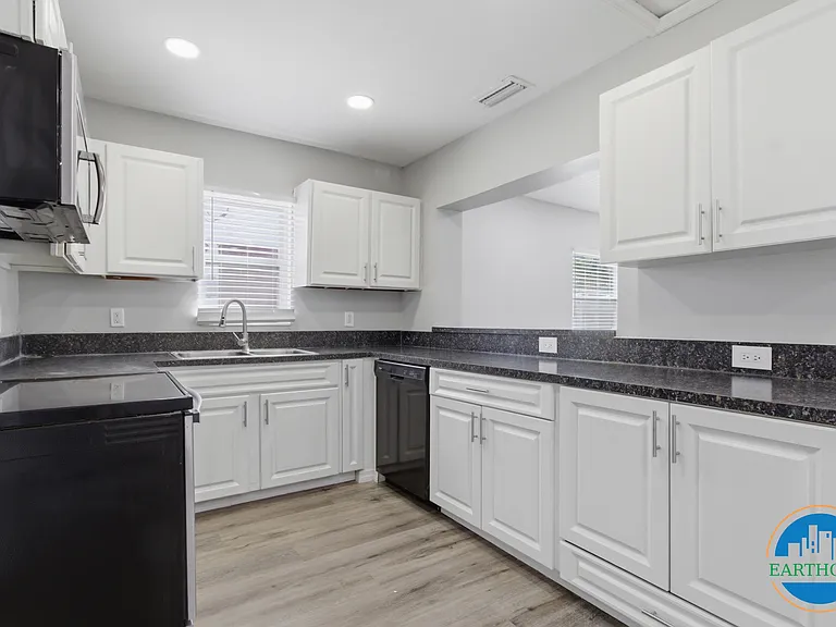 8609 Chinaberry Dr — Photo 8