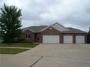 365 Woodview Ave, Robins, IA 52328