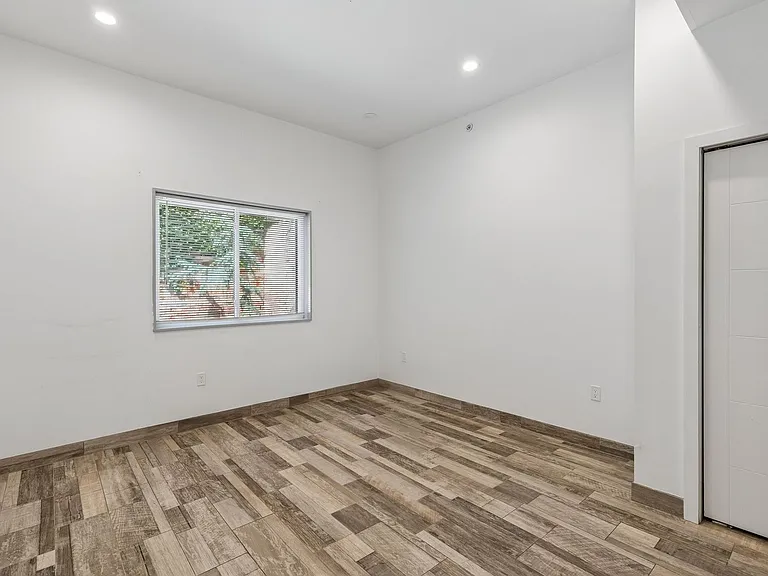 2028 E Fletcher St — Photo 31