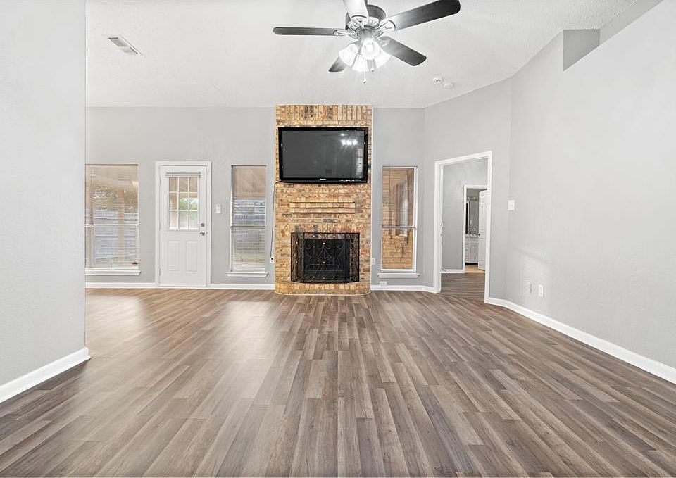 1st image of 1921 Kings Canyon Cir