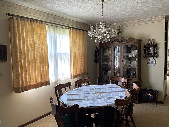 Dining Room 11'3" x 12'8"