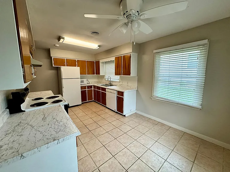 1006 N 49th Ave — Photo 5