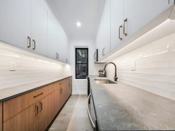 31-14 Crescent Street image 13 of 15