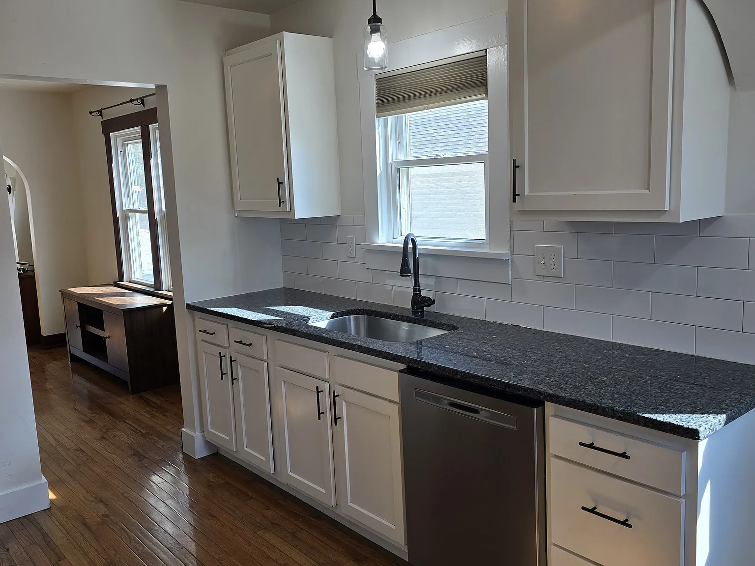 3 bed, 1200 sqft, $1,900 — Photo 2