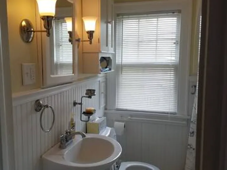 1131 E Victoria St — Photo 12