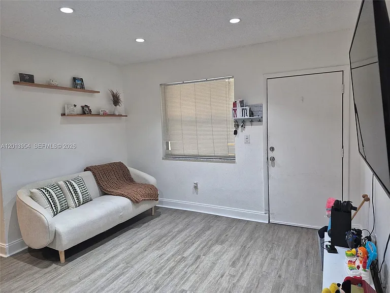 1975 NE 135th St #2H — Photo 3