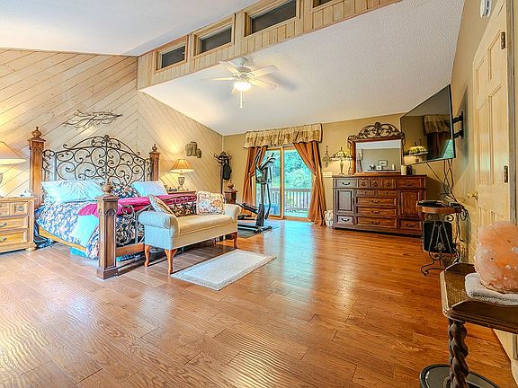 2nd image of 455 Avery Ln