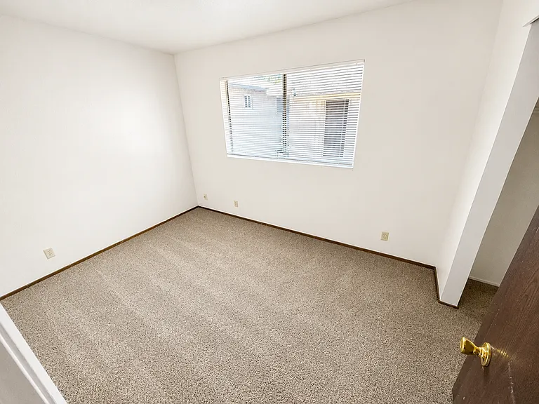 831 W 5th St — Photo 24