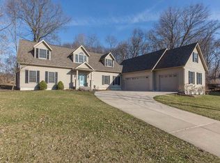 3 Hollows Ct, Le Claire, IA 52753