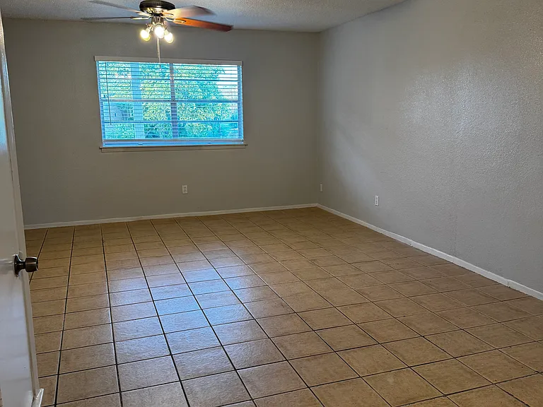 New Riviera Apartments — Photo 30