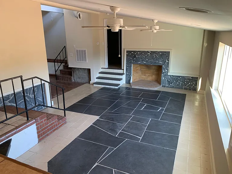 Airview Dr — Photo 3