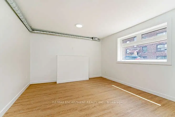127 Victoria Ave S #1 — Photo 3