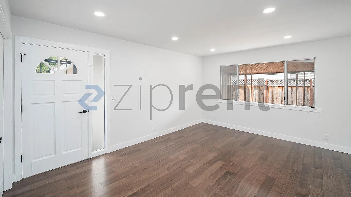 3 bed, 960 sqft, $4,052 — Photo 3