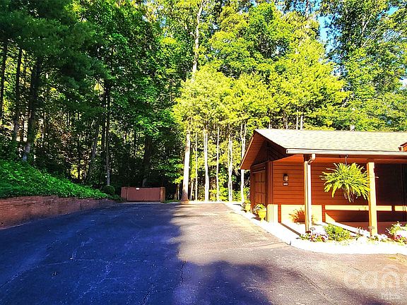 3rd image of 308 Woodfield Dr