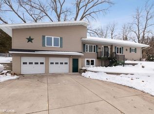 1919 Lilac Ln, Cedar Falls, IA
